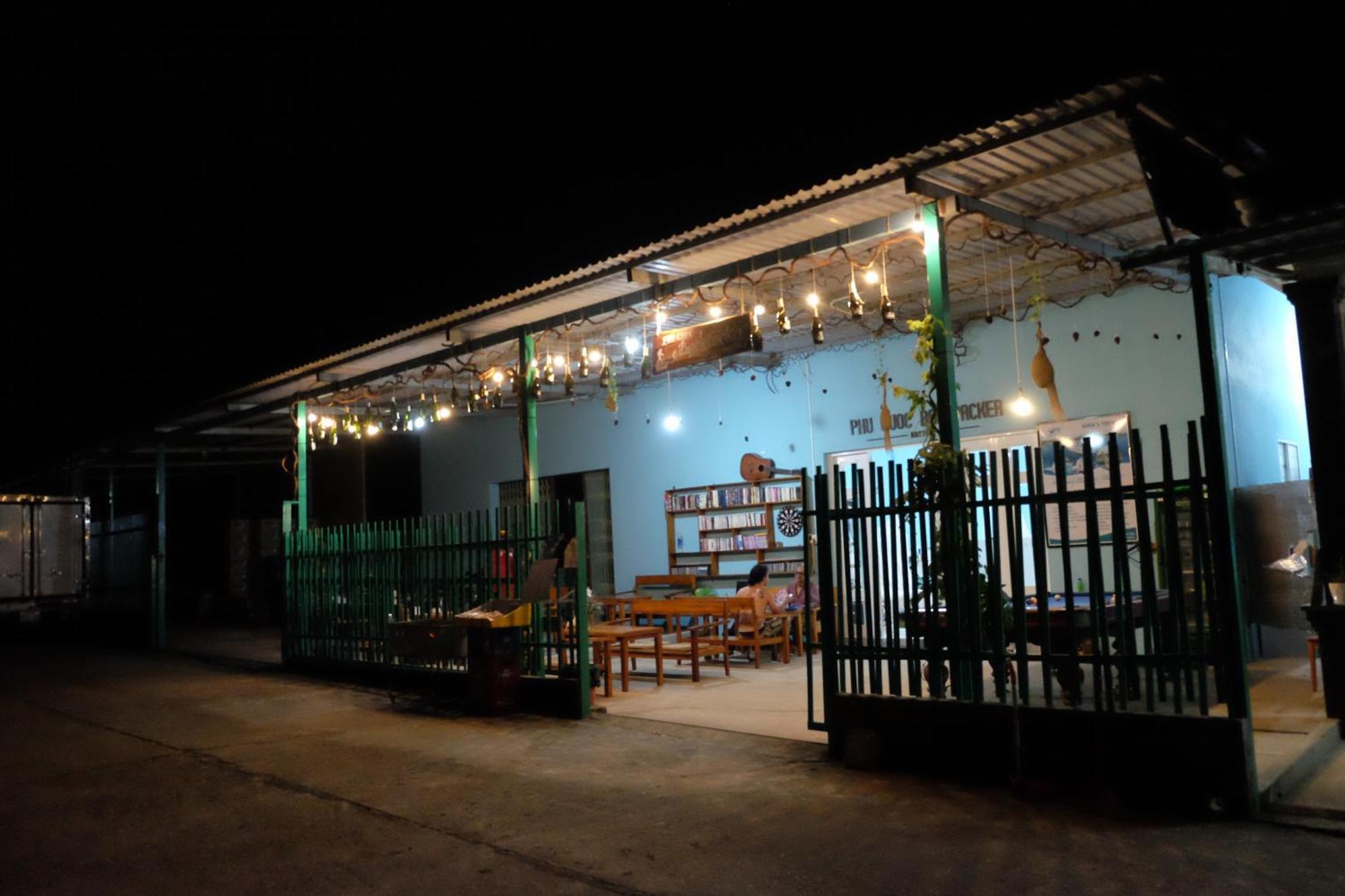 Хостел Phu Quoc Backpacker Экстерьер фото